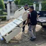 มูลนิธิฯ รับมอบสิ่งของจาก นาวาเอกสันดุษิต​ ดิษฐบรรจง และครอบ ... Image 2